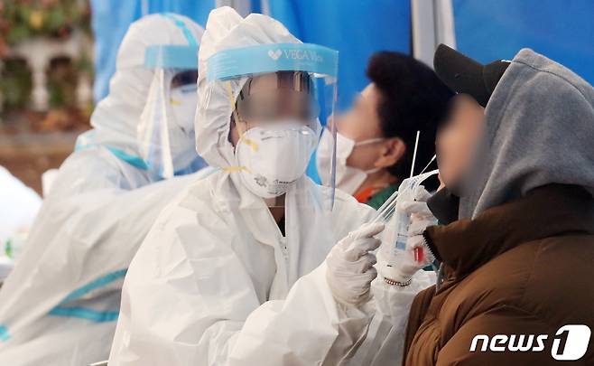 시민들이 26일 서울 동작구청에 마련된 선별진료소에서 신종 코로나바이러스 감염증(코로나19) 검사를 받고 있다. © News1 김명섭 기자