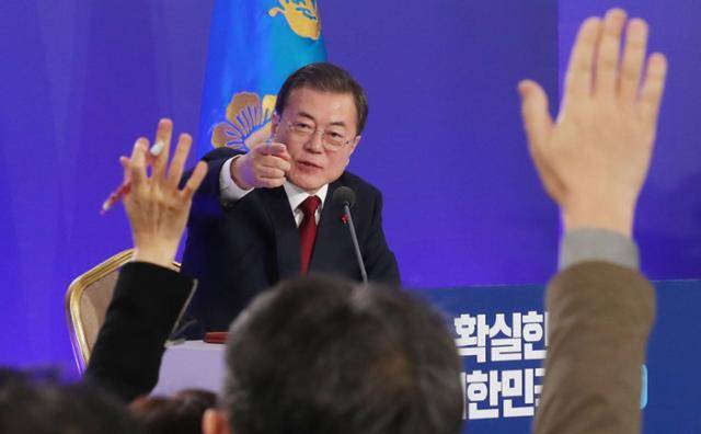 문재인 대통령이 1월 14일 청와대 영빈관에서 열린 신년기자회견에서 질문을 위해 손을든 기자를 지목하고 있다. 왕태석 선임기자