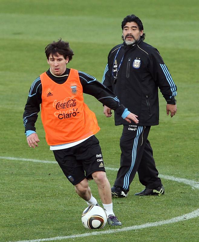 2010년 6월 7일 남아공 프리토리아에서 열린 2010 남아공 월드컵 공식 훈련에서 아르헨티나 감독인 마라도나가 리오넬 메시의 드리블을 바라보는 모습.[연합뉴스]