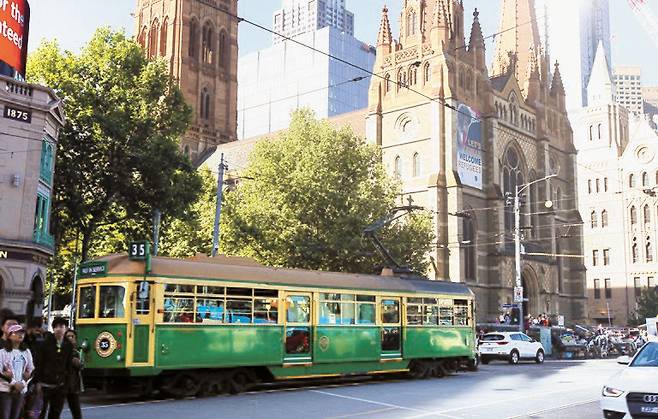 호주 멜버른에서 운영되고 있는 1세대 트램. [사진 중앙일보]