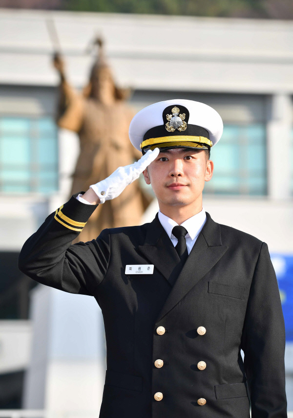 외교관 근무하다 해군 장교로 임관한 최원준 해군 중위. 해군 제공