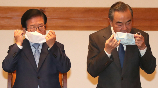마스크 벗고… : 27일 오전 국회를 찾은 왕이(오른쪽) 중국 국무위원 겸 외교부장이 박병석(왼쪽) 국회의장과 환담에 앞서 마스크를 벗고 있다.  국회사진기자단
