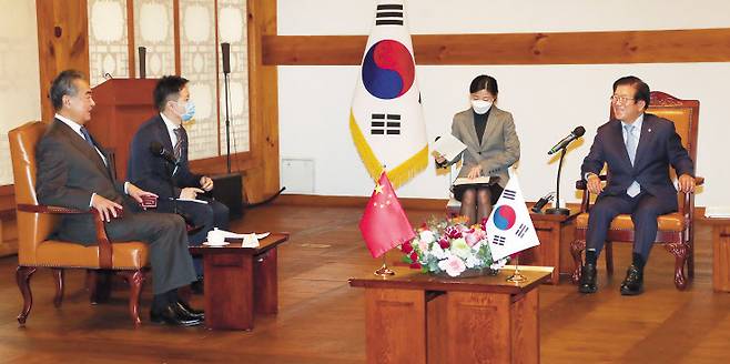 박병석(오른쪽) 국회의장이 27일 오전 서울 여의도 국회를 찾은 중국 왕이(맨 왼쪽) 외교부장과 환담하고 있다. 이상섭 기자