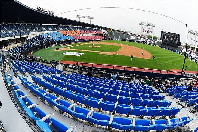 5월 5일 오후 서울 잠실야구장에서 2020 프로야구 개막경기 LG와 두산의 경기가 열리고 있다. (사진=황진환 기자)