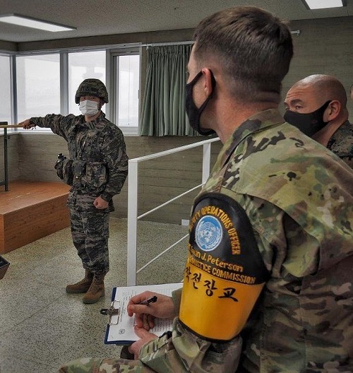유엔군사령부 관계자들이 최근 서북 해안 최전방 부대를 방문해 정전협정 준수 여부를 점검하는 모습. 유엔사 트위터 캡처