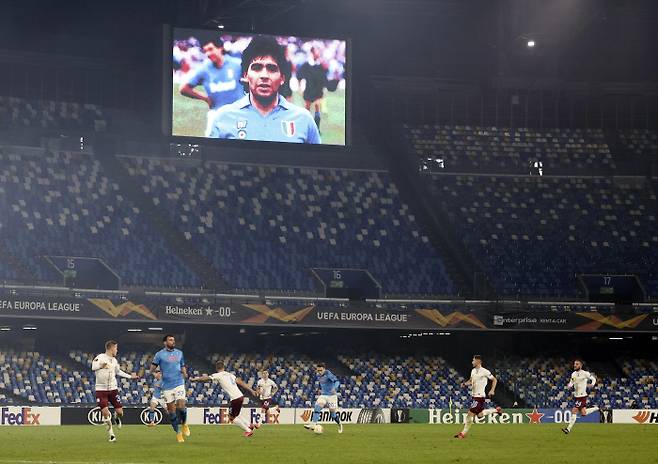27일 나폴리 산파올로 스타디움에서 진행된 유로파리그 나폴리와 리예카전이 열리는 동안 전광판에는 나폴리의 영웅 디에고 마라도나의 사진이 함께했다. AP연합뉴스
