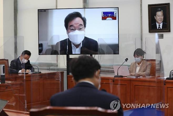 발언하는 민주당 이낙연 대표 더불어민주당 이낙연 대표가 11월 25일 서울 여의도 국회에서 열린 최고위원회의에 화상으로 참석, 발언하고 있다. [연합뉴스 자료사진]
