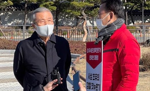 김종인 국민의힘 비상대책위원장이 28일 오전 서울 종로구 청와대 앞 분수대에서 1인 시위를 하고 있는 유상범 국민의힘 의원을 격려한 후 취재진 질문에 답변하고 있다. 사진=국민의힘 제공