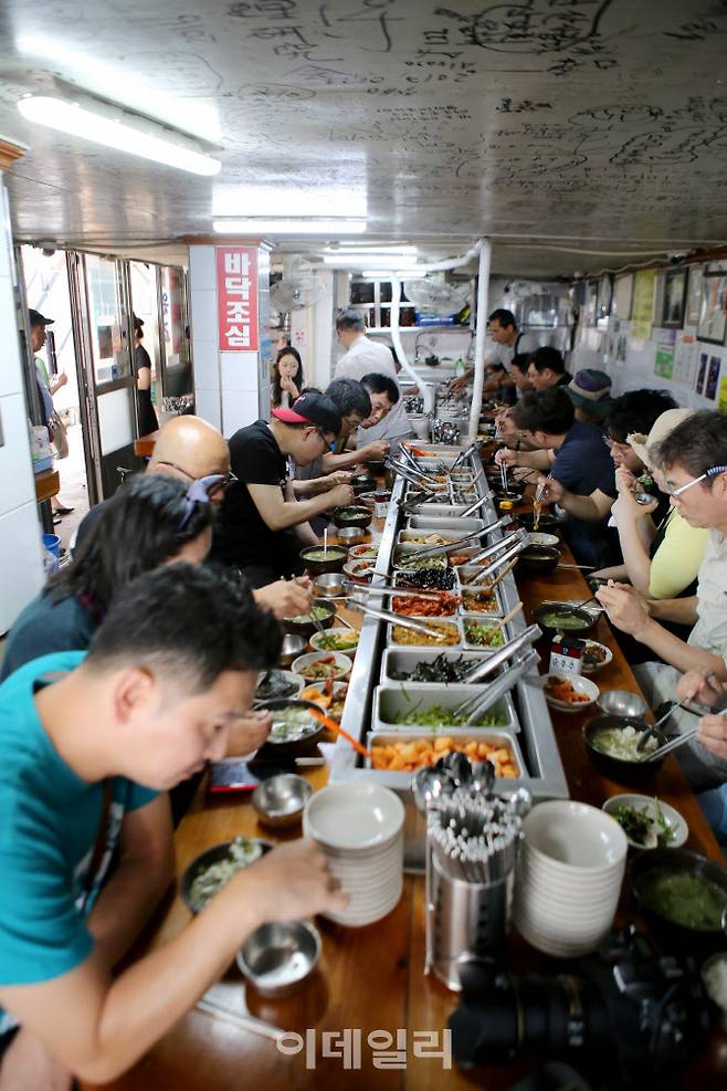 원조시락국 식당에서는 손님끼리 마주 모고 앉는다. 테이블 중앙에는 김치, 멸치볶음, 콩자반, 젓갈 등 10여 가지 반찬을 뷔페식으로 진열했다.