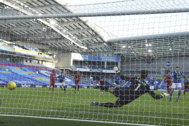 브라이튼 앤 호부 알비온의 파스칼 크로스가 리버풀과의 EPL 10라운드 경기에서 페널티킥 동점골을 성공시키고 있다. 사진=AP PHOTO