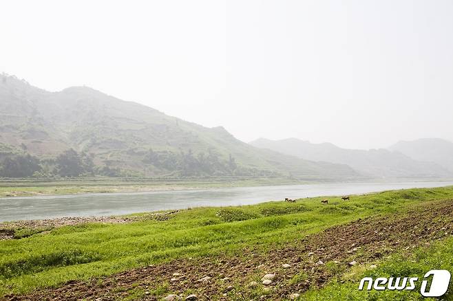 평양-향산고속도로 옆으로 보이는 청천강의 상류. (미디어한국학 제공) 2020.11.28.© 뉴스1