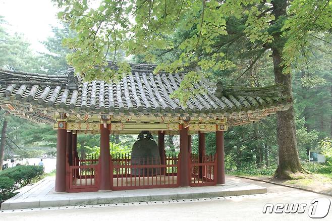 금강산 유점사에서 옮겨온 유점사(楡岾寺) 동종(銅鐘)과 종각 전경. 1729년에 다시 주조된 동종이다. (미디어한국학 제공) 2020.11.28.© 뉴스1