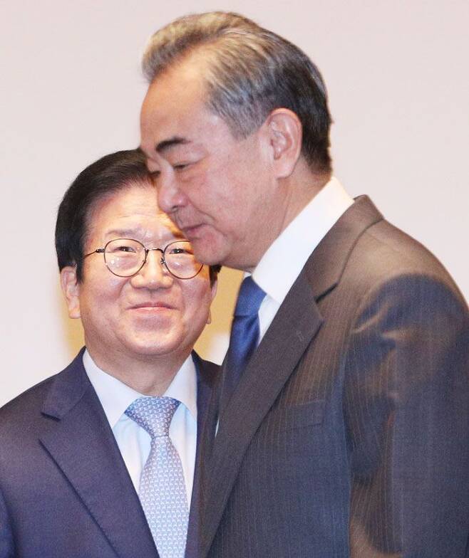 박병석(왼쪽) 국회의장이 27일 서울 여의도 국회를 찾은 왕이 중국 외교부장을 맞이하고 있다. /이덕훈 기자