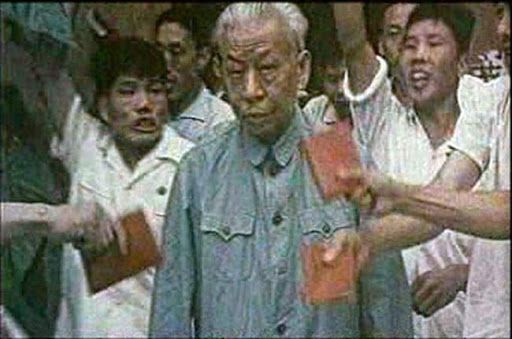 문화대혁명 때 홍위병 앞에 끌려나와 고초를 겪는 류사오치.