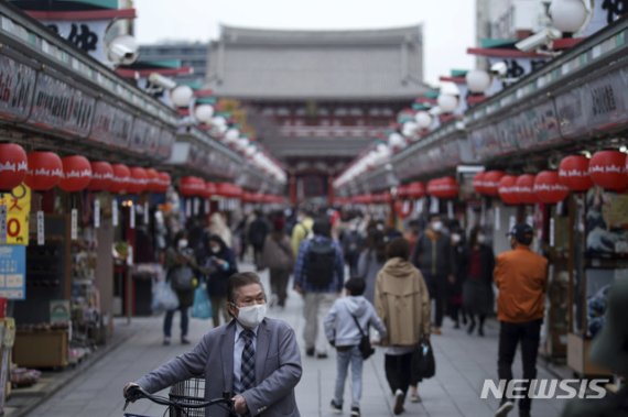 [도쿄=AP/뉴시스]24일 코로나19 확산 방지를 위해 마스크를 쓴 사람들이 일본 도쿄의 아사쿠사 쇼핑가를 거닐고 있다. 도쿄도는 186명의 코로나19 신규 확진자가 발생해 최근 8일 만에 200명 밑으로 떨어졌다. 2020.11.24. /사진=뉴시스