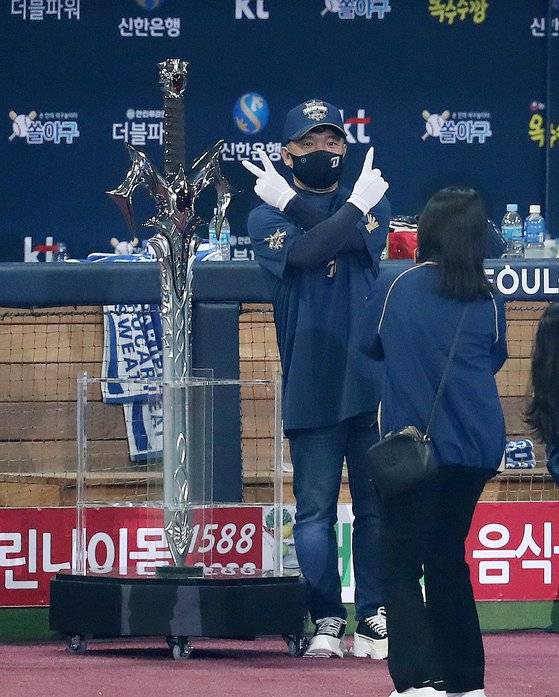 지난 111월 24일 NC다이노스가 2020년 한국시리즈에서 우승한 직후 김택진 엔씨소프트 대표(왼쪽)가 리니지 집행검 모형 앞에서 기념 촬영을 하고 있다. [뉴스1]