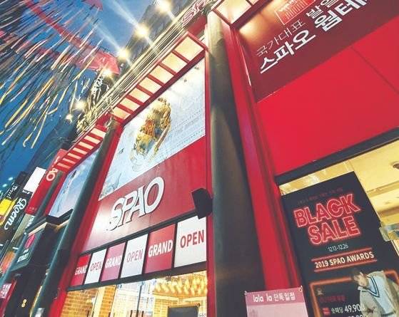 서울 명동의 스파오 매장. 스파오의 지난해 매출은 3200억원이었고, 올해 3500억원을 기록할 전망이다.