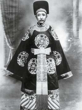 1915년 12월, 위안스카이가 칭제(稱帝)할 때 보낸 중화제국 자작(子爵) 복장을 착용한 장쭤린.