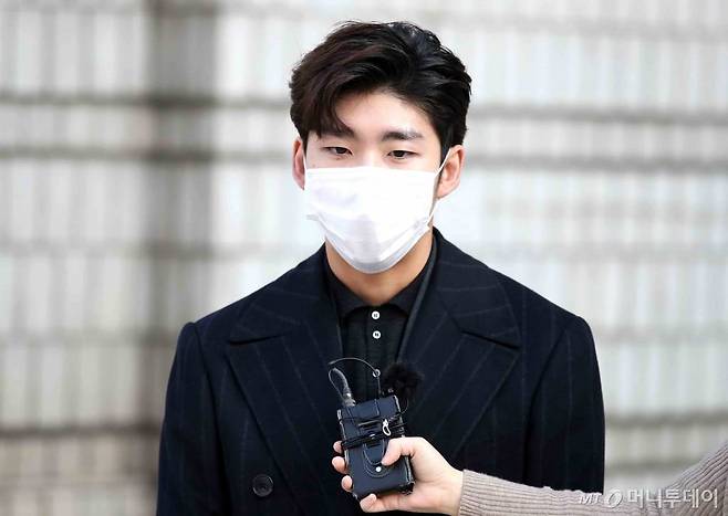 [서울=뉴시스]김선웅 기자 = 훈련 도중 동성 선수를 추행한 혐의로 재판에 넘겨진 임효준 전 쇼트트랙 국가대표가 27일 오후 서울 서초구 서울중앙지방법원에서 열린 2심 선고공판에서 무죄 선고를 받은 후 법원을 나서고 있다. 2020.11.27.   mangusta@newsis.com