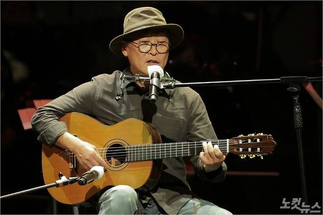 10월 9일 서울 삼성동 코엑스 오디토리움에서 열린 CBS '한국전쟁 70주년 평화통일음악회'에서 한돌이 자신의 노래를 부르고 있다.(사진=CBS제공)