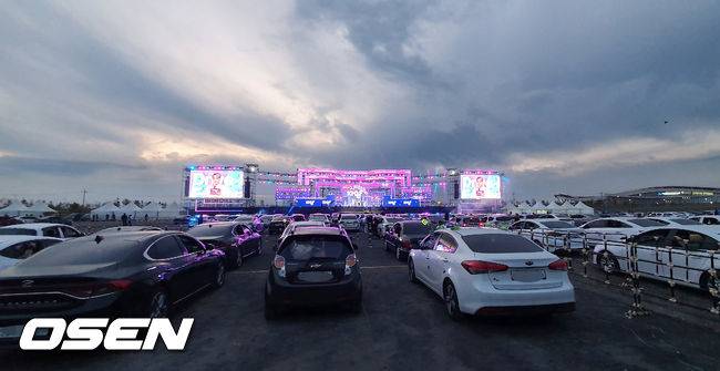 [OSEN=민경훈 기자] '2020 코리아뮤직 드라이브 인 페스티벌'(2020 Korea Music Drive-in Festival, KMDF)이 열렸다. 수많은 팬들이 주차된 차량 안에서 공연을 즐기고 있다./ rumi@osen.co.kr