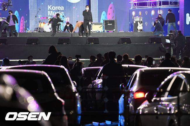 [OSEN=인천, 민경훈 기자] 드라이브 인 페스티벌에서 수많은 팬들이 차에서 내려 무대 앞으로 모여 통제 불능상태가 되자 공연이 잠시 중단되고 있다./rumi@osen.co.kr