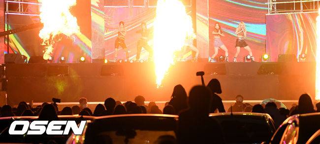 [OSEN=인천, 민경훈 기자] 드라이브 인 페스티벌에서 수많은 팬들이 차에서 내려 무대 앞으로 모여 통제 불능상태가 되고 있다. /rumi@osen.co.kr