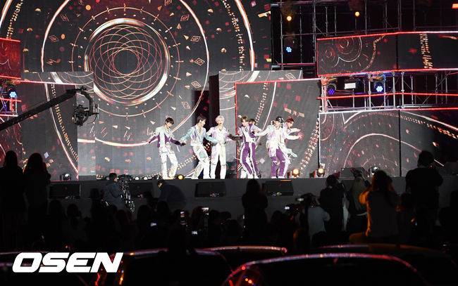 [OSEN=인천, 민경훈 기자] 드라이브 인 페스티벌에서 수많은 팬들이 차에서 내려 무대 앞으로 모여 통제 불능상태가 되고 있다. /rumi@osen.co.kr