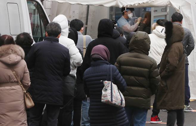 020년 11월 29일 오전 서울 중구 국립중앙의료원 코로나19 선별진료소에서 시민들이 검사를 받기 위해 순서를 기다리고 있다. 전날 코로나19 신규 확진자는 450명 늘어났다. /장련성 기자