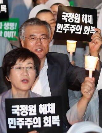 2013년 9월, 채동욱 검찰총장  사퇴와 국정원 대선 개입 의혹을 규탄하는 천주교  정의구현  사제단의 집회에  참석했던 문재인 대통령.
