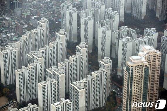 19일 서울 송파구 롯데월드타워에서 바라본 도심의 아파트단지 모습. 이날 정부는 전세난을 해결하기 위해 신속한 임대주택 공급 확대를 주요 내용으로 하는 전세대책을 발표했다. /뉴스1