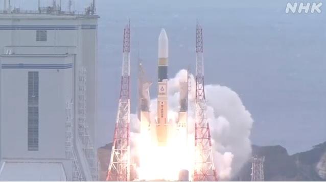 일본의 데이터중계위성을 탑재한 H2A 로켓이 발사되고 있다. NHK 동영상 캡처
