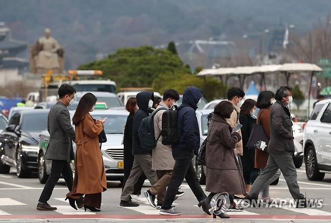 쌀쌀한 출근길 [연합뉴스 자료사진]