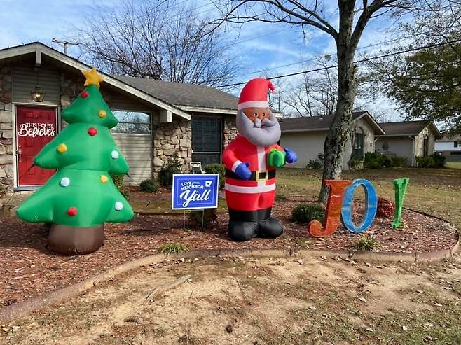 크리스 케네디 집 앞마당에 장식된 '흑인산타' [알렉시스 웨인라이트 페이스북 캡처. 재판매 및 DB 금지]