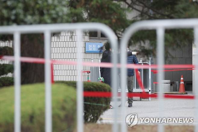 철제 펜스 사이로 보이는 광주지법 (광주=연합뉴스) 천정인 기자 = 전두환 전 대통령의 사자 명예훼손 선고 공판을 하루 앞둔 29일 오후 광주 동구 광주지법에 경호를 위한 철제 펜스가 설치돼 있다. 2020.11.29 iny@yna.co.kr