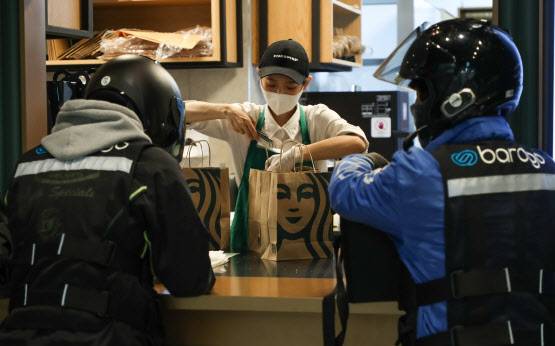 스타벅스가 지난 27일 오픈한 이마트 역삼점 배달 테스트 매장. (사진=연합뉴스)