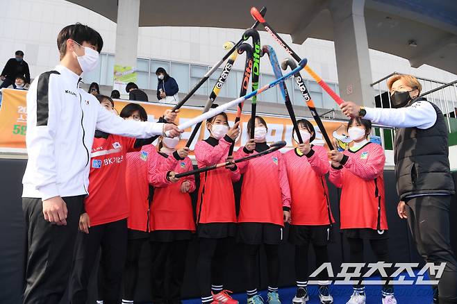 2020 청소년 스포츠한마당 5인제 하키 경기가 7일 경기도 성남 종합운동장 국제하키경기장에서 열렸다. 여자중학교부 경기에 출전한 하키의 민족(송곡여중)팀이 이승훈, 김형진 등 국가대표 선수들과 포즈를 취하고 있다. 성남=허상욱 기자 wook@sportschosun.com/2020.11.07/