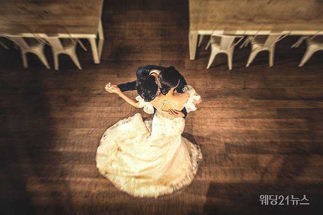 사진 : 웨딩드레스 아이테오,&nbsp;슈트 스플렌디노,&nbsp;포토그래퍼 신동훈(애일리스튜디오),&nbsp;헤어 민, 진희 메이크업 파니, 나현 (모아위),&nbsp;한복 규중칠우,&nbsp;웨딩디렉팅 봉드(해피메리드컴퍼니),&nbsp;플라워 봉플라워,&nbsp;촬영스케치 제이마리드컴퍼니,&nbsp;스타일리스트 퍼스트비주얼 정민경,&nbsp;영상 웨딩미