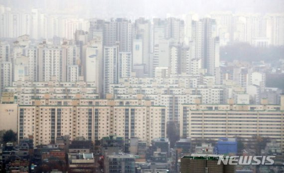 정부가 전세난 해결을 위해 부동산 대책을 발표한 19일 서울 송파구 롯데월드타워 스카이31에서 바라본 서울 도심 아파트 단지들이 날씨로 인해 흐리게 보이고 있다. 사진=뉴시스