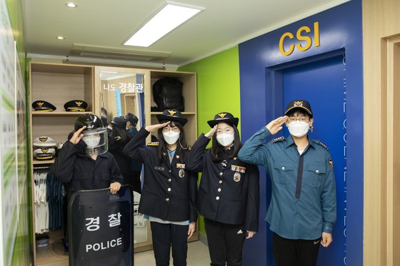안강·박지민·한서진·문제원(왼쪽부터) 학생기자가 각각 기동복·정복·근무복을 착용했다. 안강 학생기자가 든 방패는 시위 진압용이다.