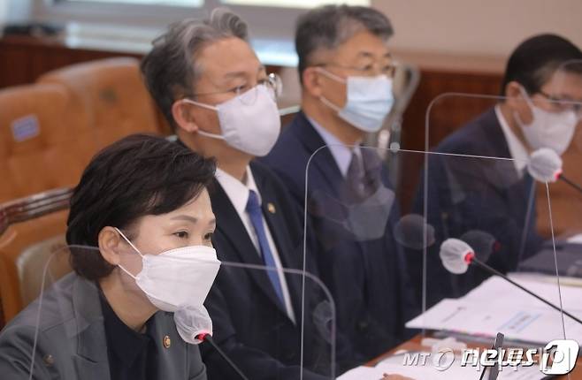 (서울=뉴스1) 신웅수 기자 = 김현미 국토교통부 장관이 30일 오전 서울 여의도 국회에서 열린 국토교통위원회 전체회의에서 의원들의 질의에 답변하고 있다. 2020.11.30/뉴스1  <저작권자 ⓒ 뉴스1코리아, 무단전재 및 재배포 금지>