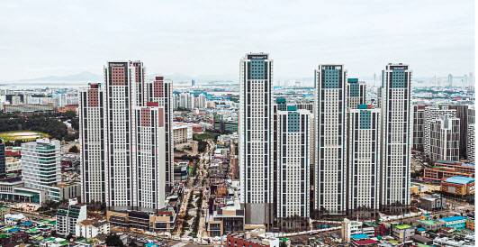 노후화됐던 지역에 활력을 불어 넣었다는 평가를 받는 포스코건설 ‘더샵인천스카이타워’전경. [포스코건설 제공]