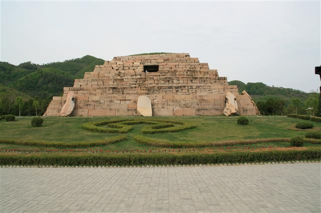 고구려의 두 번째 수도인 국내성이 있던 중국 지린성 지안시에 남아 있는 장군총 전경. 모두 7단의 계단식으로 축조했다. 제5단 중앙에 돌방 묘실을 만들고 입구를 노출시켜 기념물의 역할도 했던 것으로 추정한다. 제1단에 기대어 놓은 호분석 3개는 무덤의 횡압력을 지지하는 버팀돌이다.임기환 서울교대 교수 제공