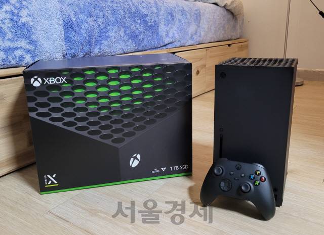 컴팩트한 디자인이 인상적인 엑스박스 시리즈 X 본체와 컨트롤러. /오지현기자