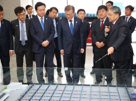 문재인 대통령은 2018년 3월16일 부산항 신항을 방문해 당시 김영춘 해양수산부 장관(현 국회 사무총장)과 함께 자동화 컨테이너터미널 모형을 둘러봤다. 문 대통령은 이 자리에서 “자동화는 4차 산업혁명 시대에 피할 수 없는 추세이고 세계적 경쟁을 하게 되는데 한편으로는 일자리가 줄지 않냐는 걱정도 있다”고 말했다. 연합뉴스 제공