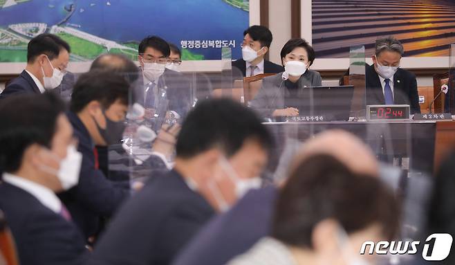 김현미 국토교통부 장관이 30일 오전 서울 여의도 국회에서 열린 국토교통위원회 전체회의에서 의원들의 질의에 답변하고 있다. 2020.11.30/뉴스1 © News1 신웅수 기자