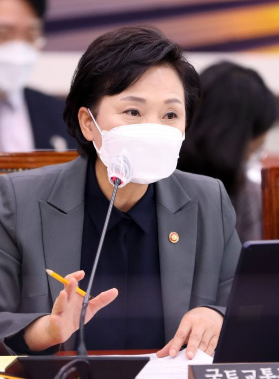 김현미 국토교통부장관이 30일 오전 서울 여의도 국회에서 열린 국토교통위원회 전체회의에서 의원 질의에 답변하고 있다. (사진=연합뉴스)