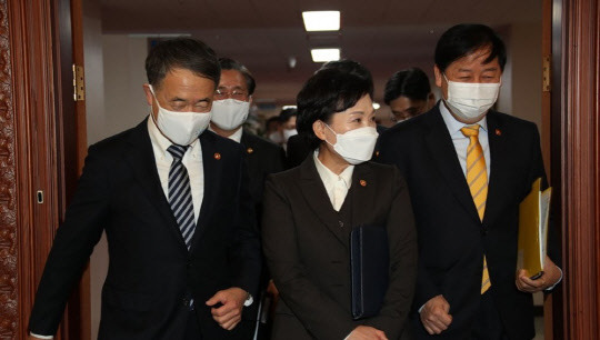 김현미(사진) 국토부 장관 등 장관들이 1일 정부서울청사에서 열린 국무회의에 참석하고 있다. <연합뉴스>