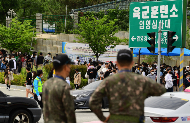 입영 대상자들이 육군훈련소에 입대하고 있다. /서울경제DB