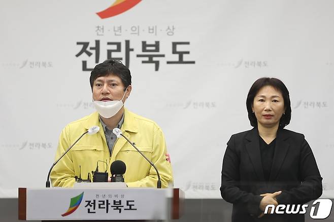 2일 강영석 전북도 보건의료과장이 코로나19 신규 확진자 발생과 관련한 브리핑을 하고 있다. 이날 강 과장은 마스크 착용의 중요성을 거듭 강조했다. 또 '턱스크'를 시연하며 위험성도 지적했다.2020.12.2 /© 뉴스1
